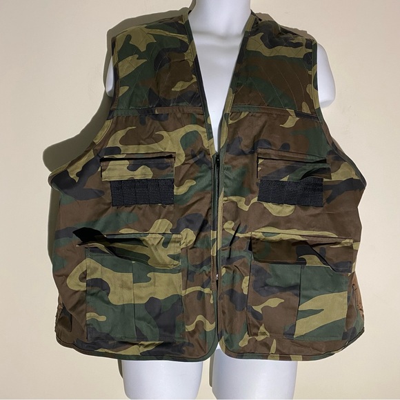 Northwest Territory Camouflaged Hunting Vest - Picture 1 of 6